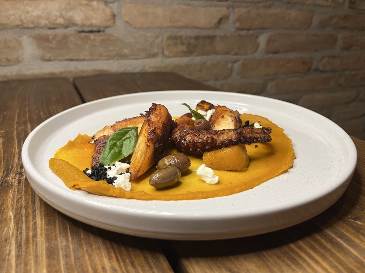 Polpo scottato su crema di zucca, con olive e stracciatella